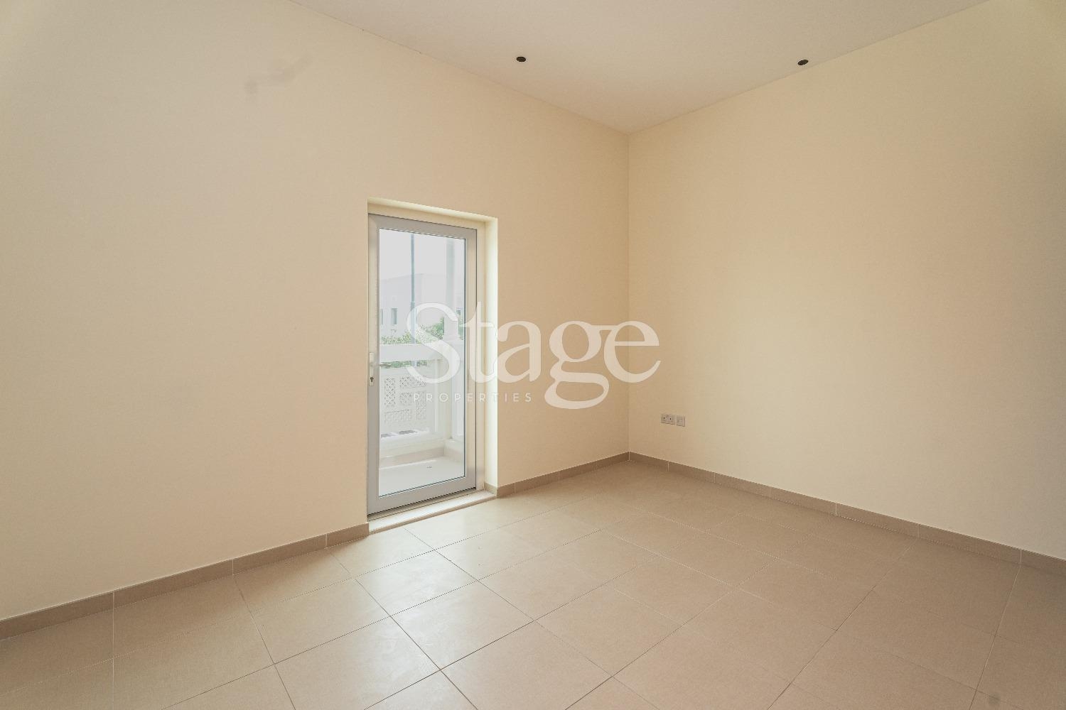 فيلا من ٣ غرف نوم للإيجار في الفرجان، Dubai stage-9785188