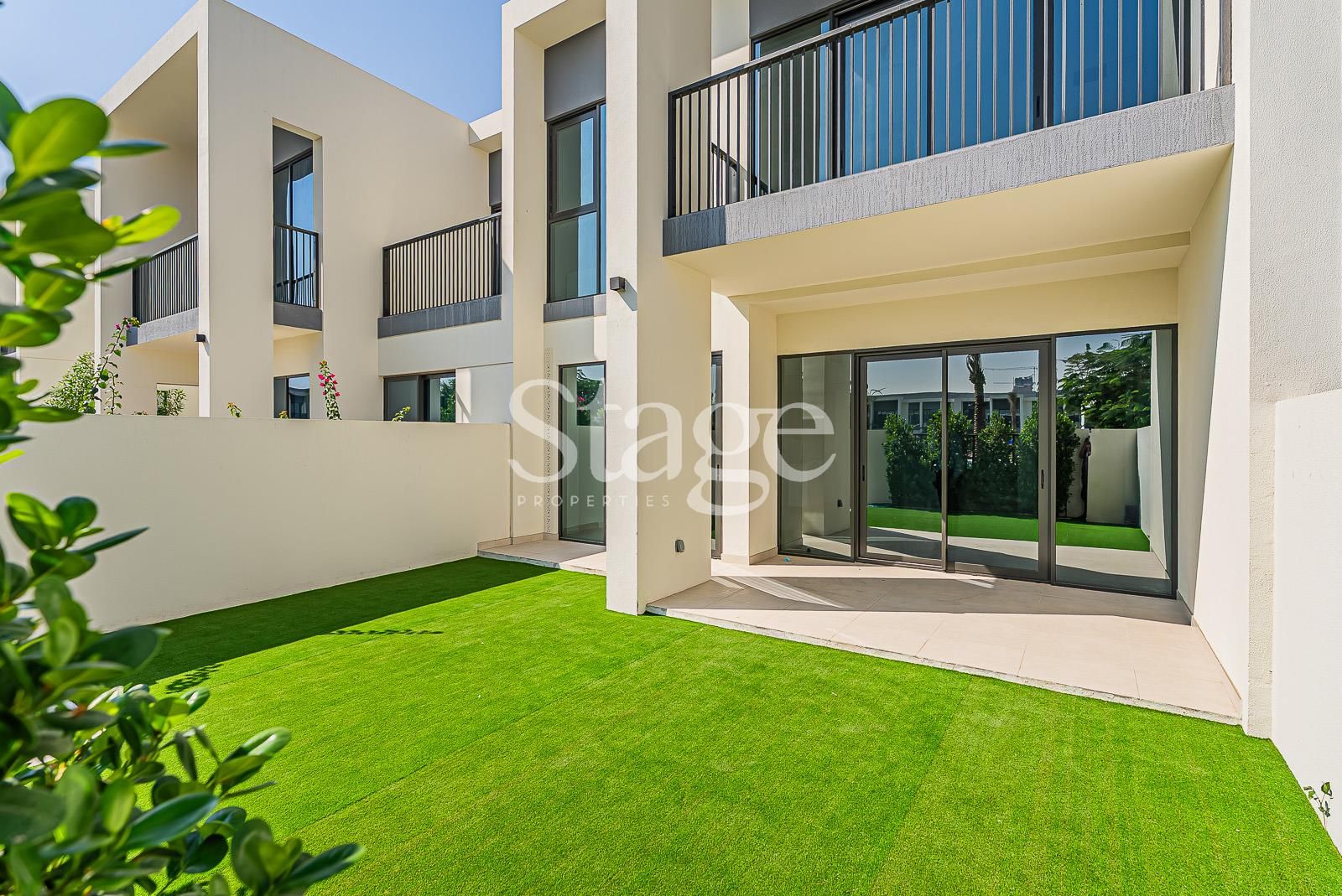 ON THE POOL | Near exit | Vacant