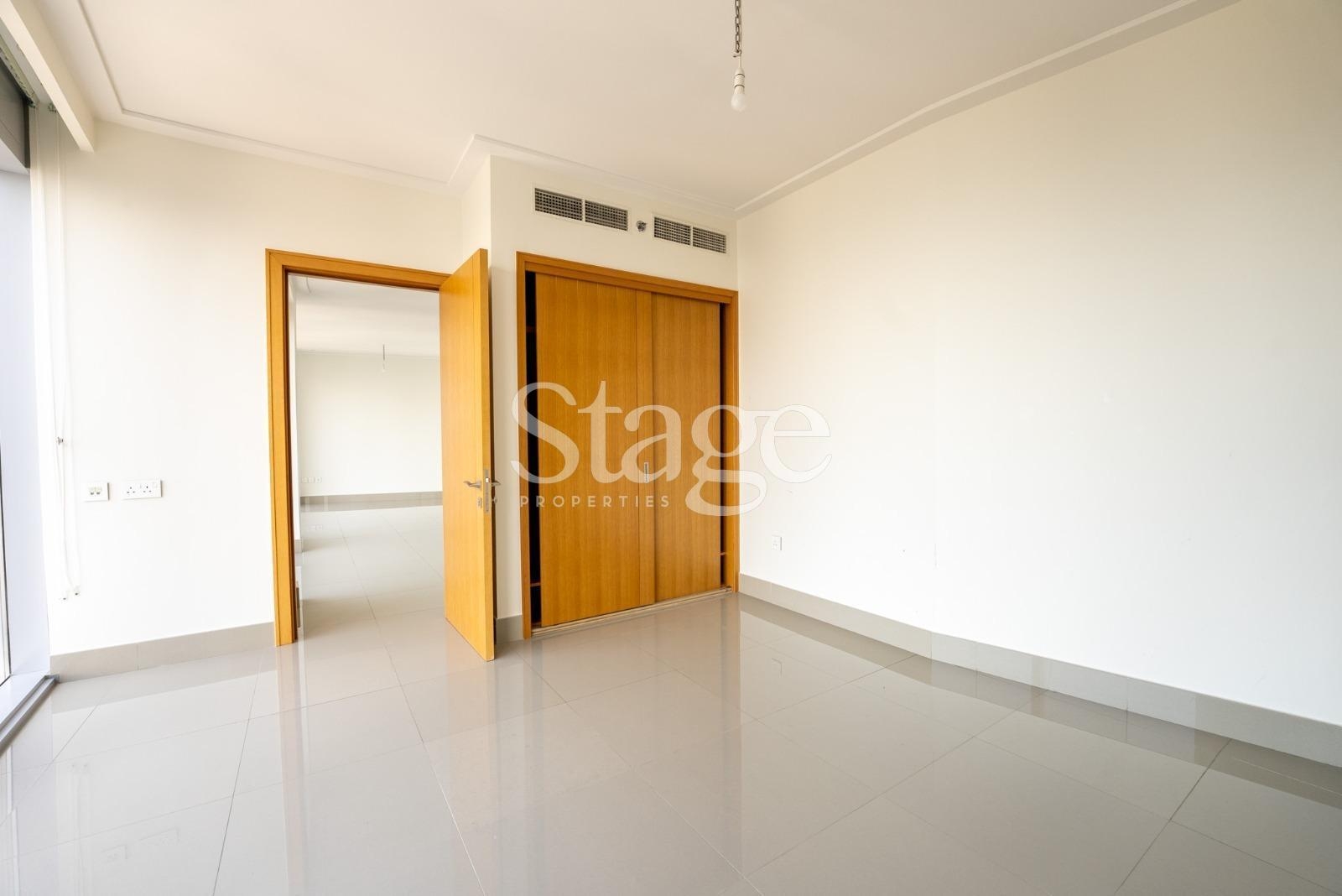 Fully fitted kitchen with 1 bedroom apartment for sale in Downtown Dubai