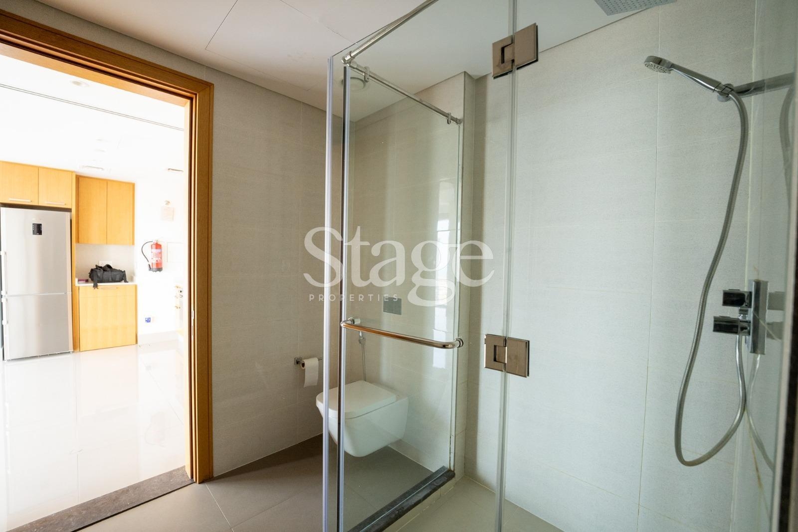 Fully fitted kitchen with 1 bedroom apartment for sale in Downtown Dubai