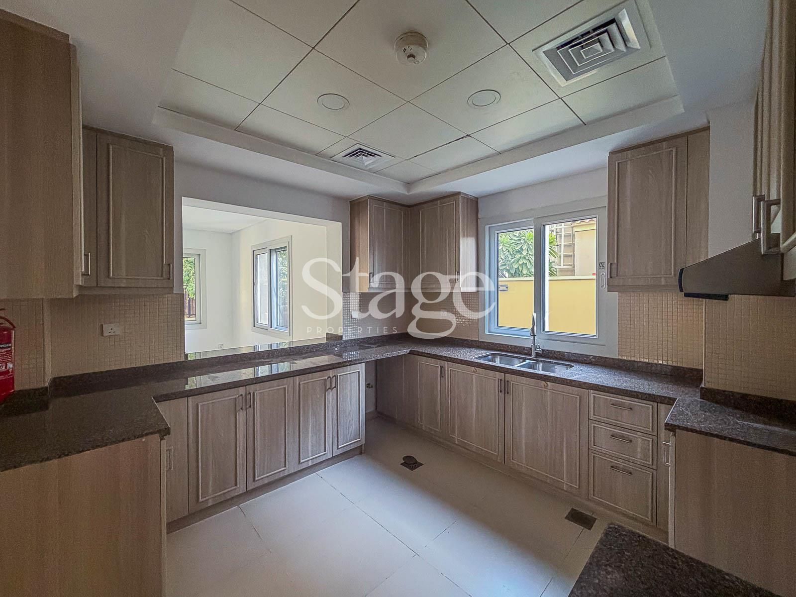 فيلا توأم من ٣ غرف نوم للإيجار في Dubai Land، Dubai VI10069L