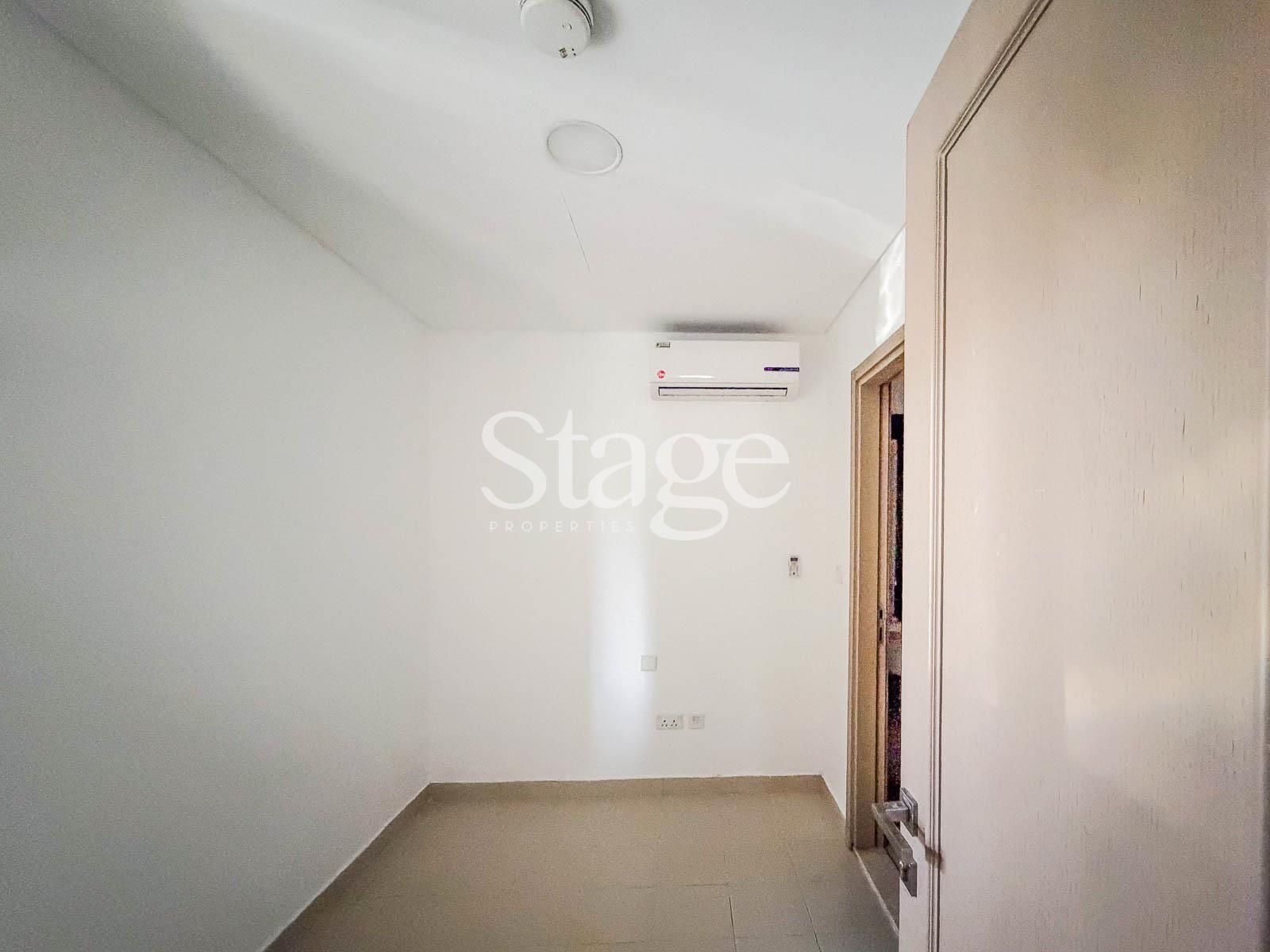 فيلا توأم من ٣ غرف نوم للإيجار في Dubai Land، Dubai VI10069L