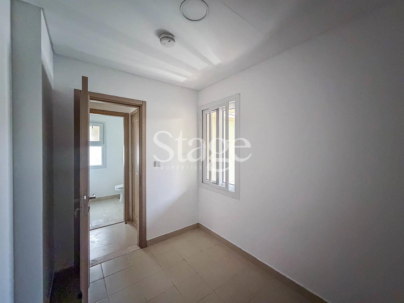فيلا توأم من ٣ غرف نوم للإيجار في Dubai Land، Dubai VI10069L
