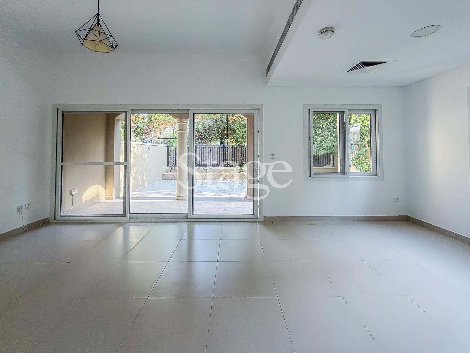 فيلا توأم من ٣ غرف نوم للإيجار في Dubai Land، Dubai VI10069L