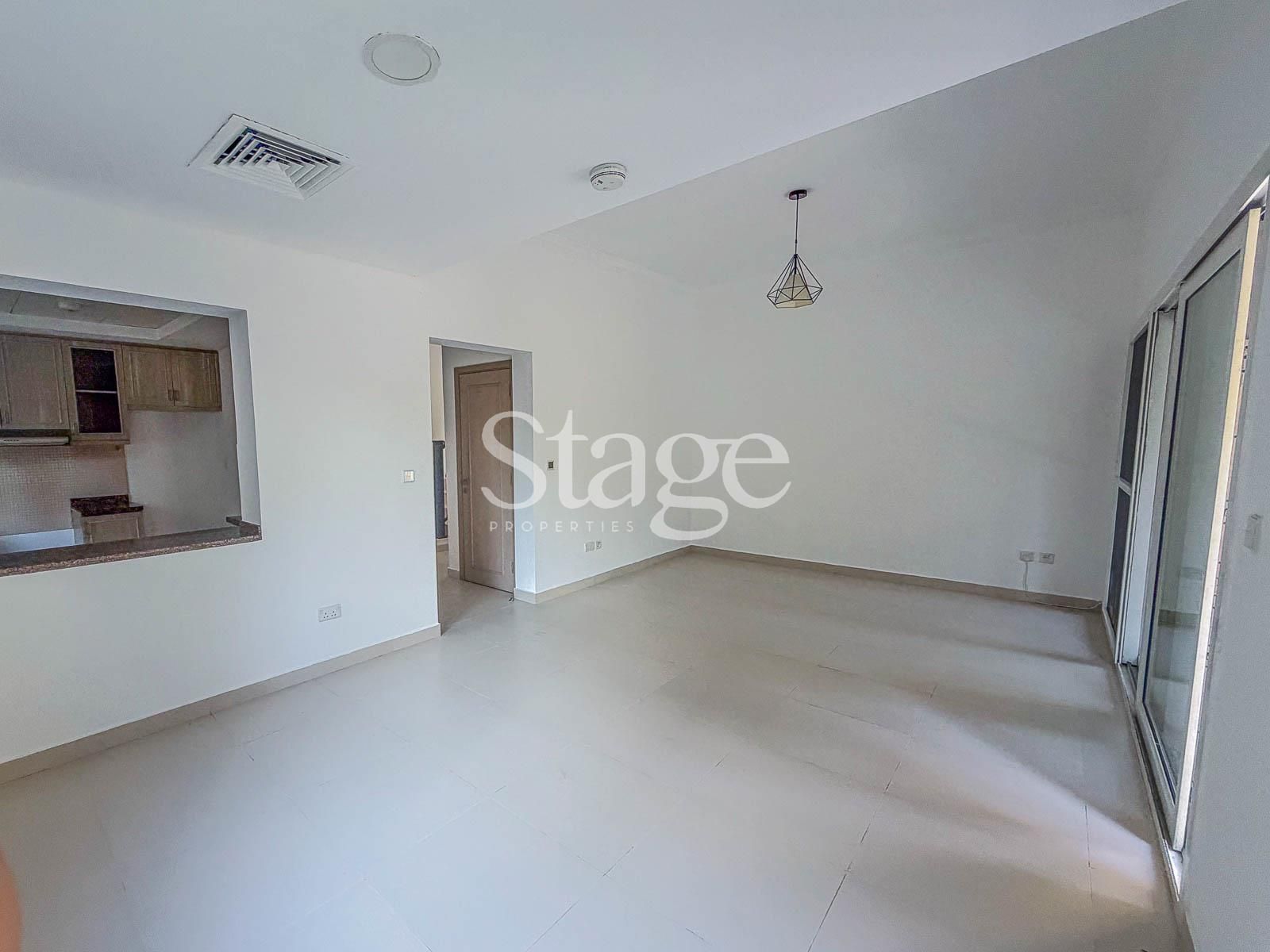 فيلا توأم من ٣ غرف نوم للإيجار في Dubai Land، Dubai VI10069L