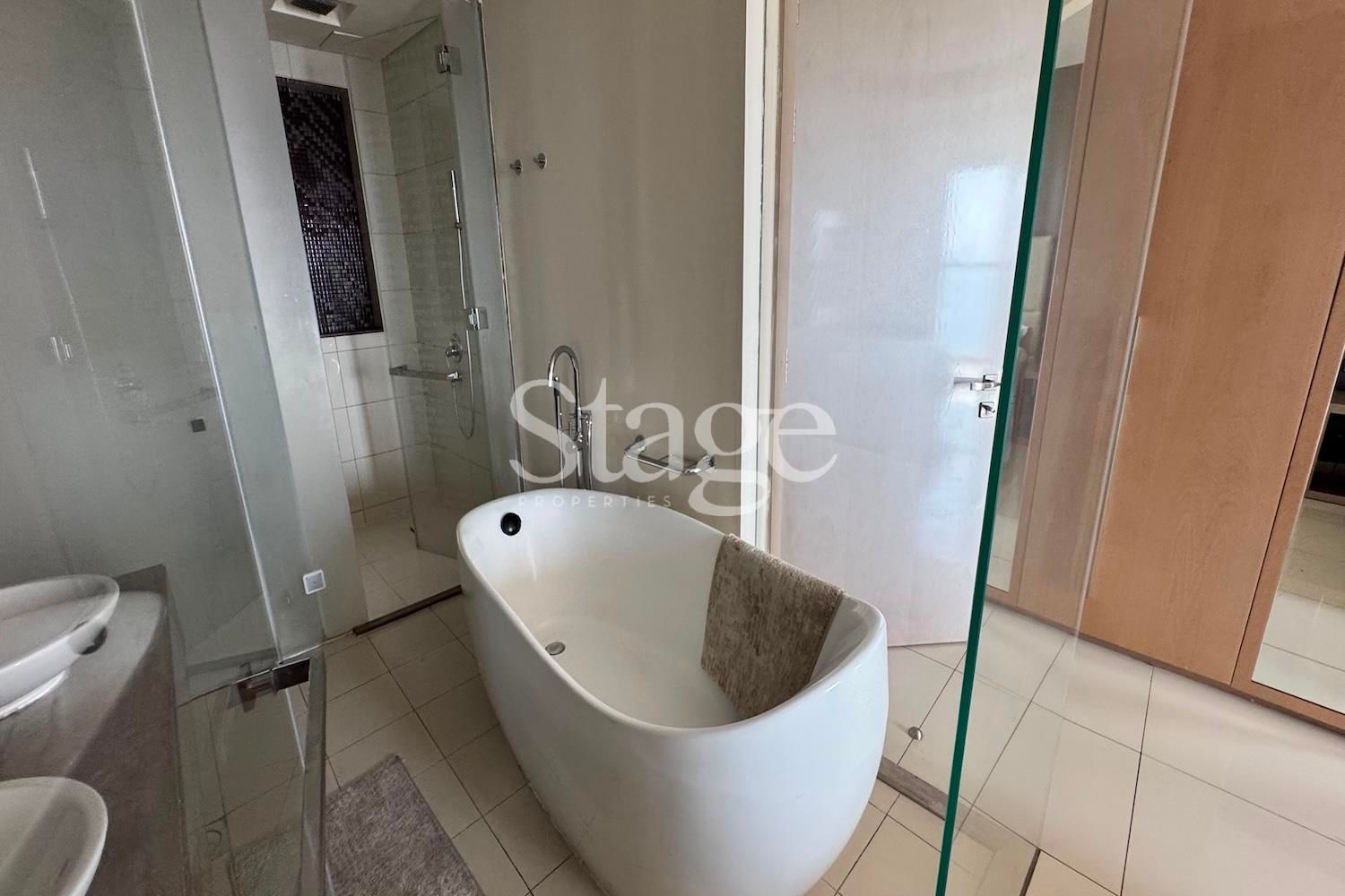 3 bedrooms apartment for Rent in Business Bay, Dubai AP9817L