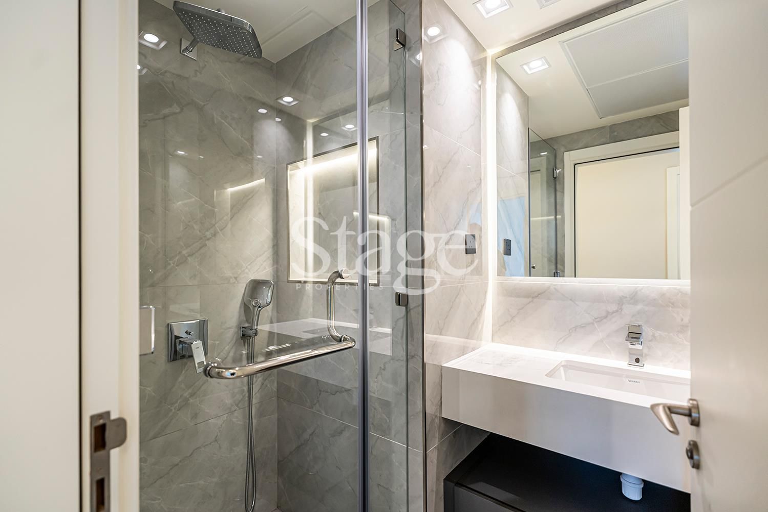 شقة من ٣ غرف نوم للإيجار في Downtown Dubai، Dubai AP7979L