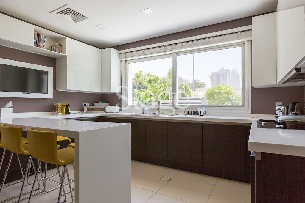 4 bedrooms Villas for Sale in Al Sufouh, Dubai VI7762S