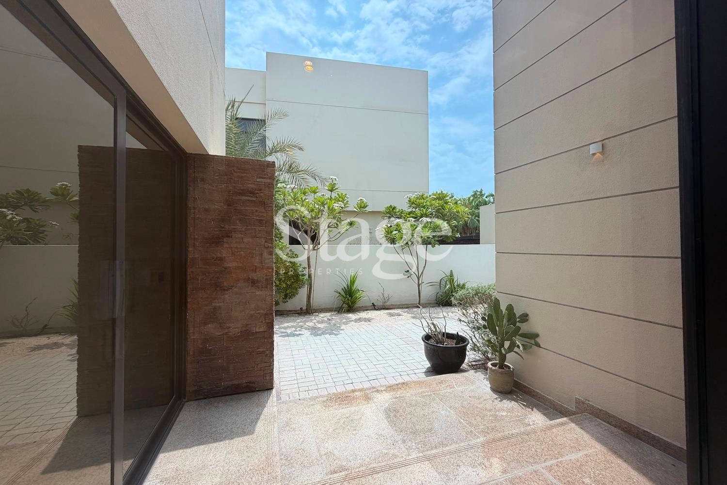 4 bedrooms Villas for Rent in DAMAC Hills, Dubai VI9810L