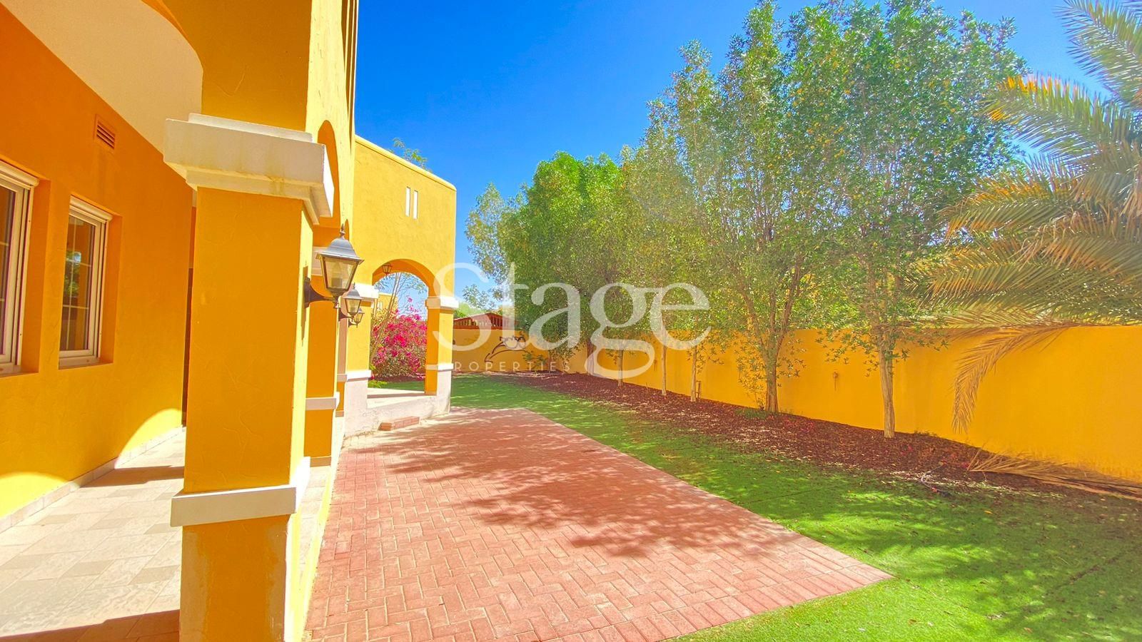 3 bedrooms Villas for Sale in Dubai Land, Dubai VI8425S