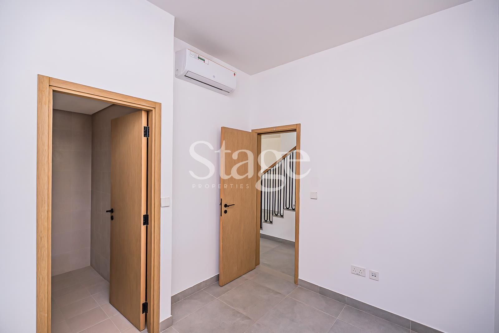 تاون هاوس من ٣ غرف نوم للإيجار في Dubai Land، Dubai TH9682L