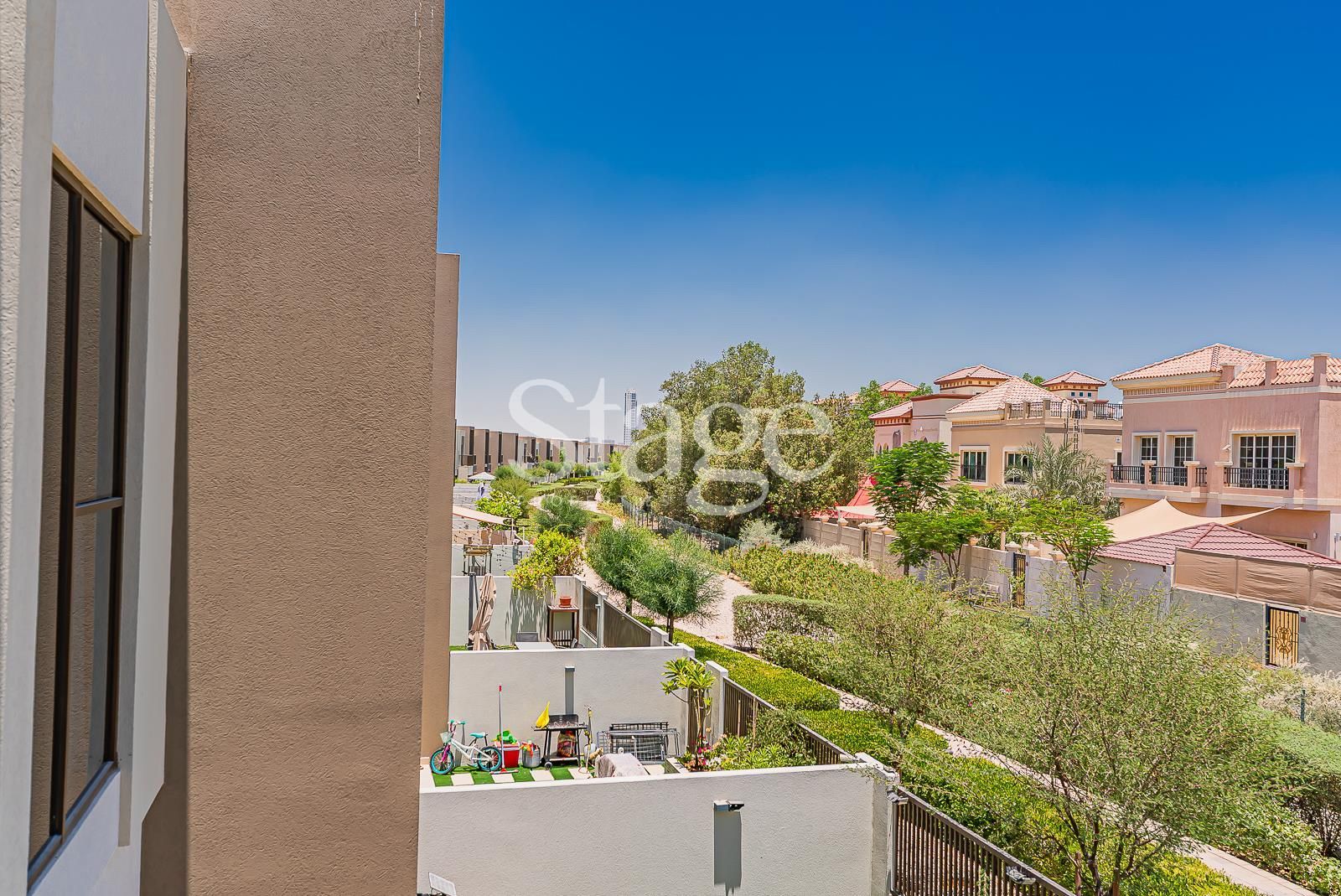 تاون هاوس من ٣ غرف نوم للإيجار في Dubai Land، Dubai TH9682L