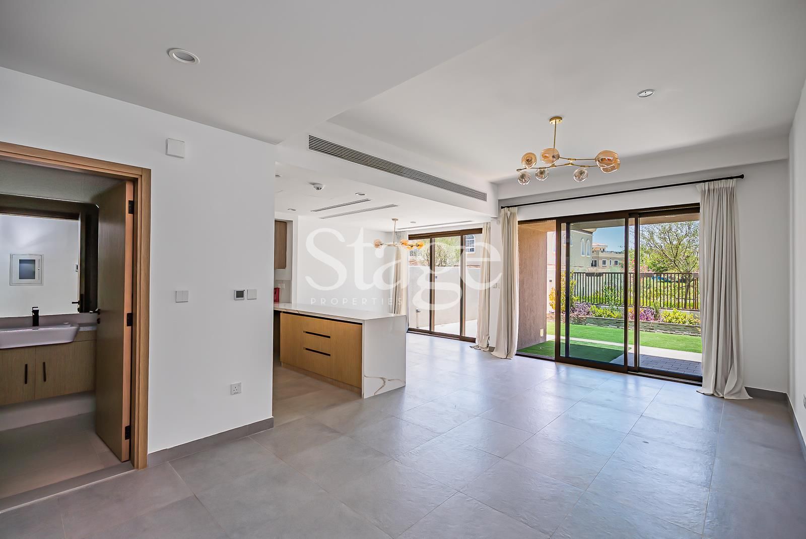 تاون هاوس من ٣ غرف نوم للإيجار في Dubai Land، Dubai TH9682L