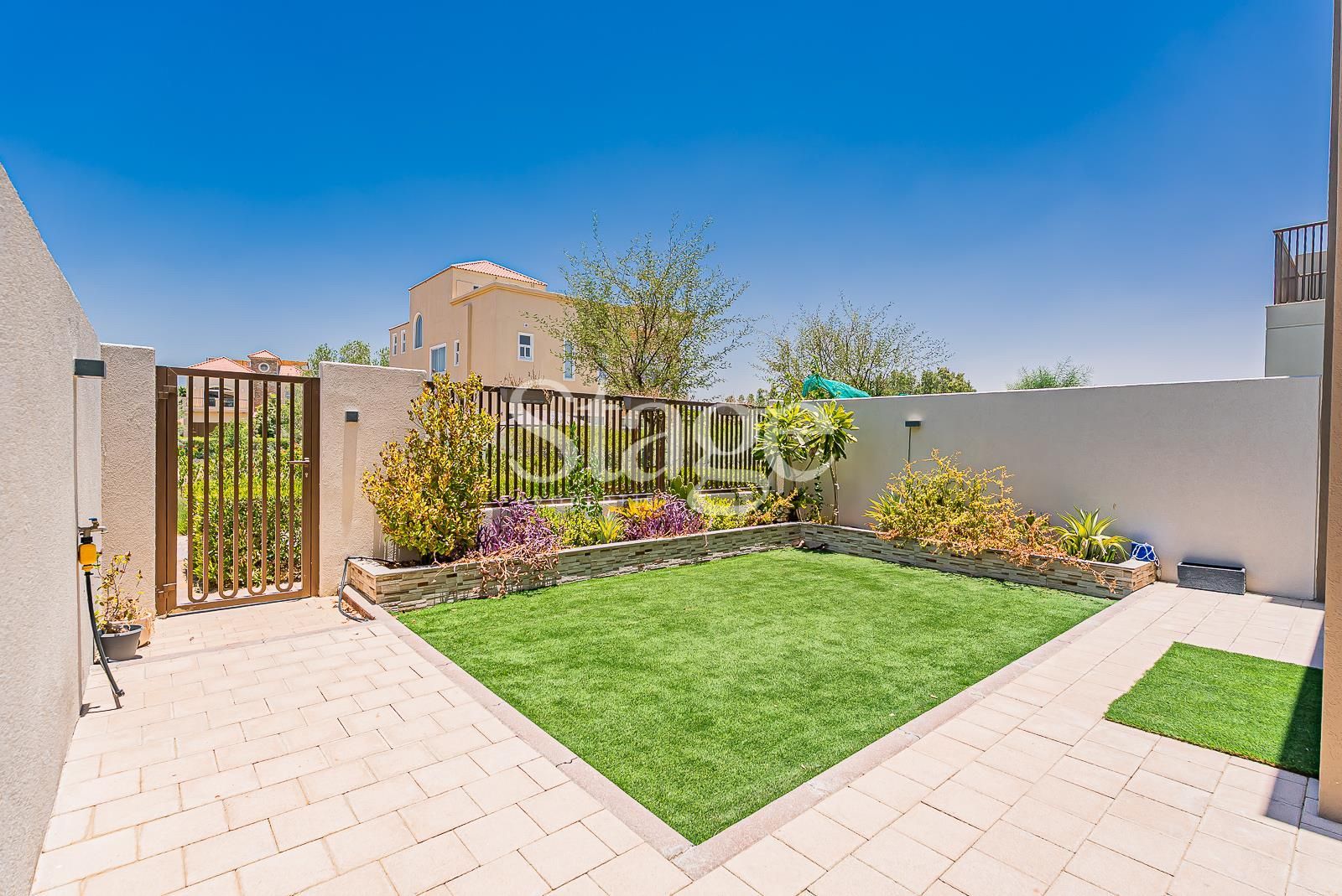 تاون هاوس من ٣ غرف نوم للإيجار في Dubai Land، Dubai TH9682L