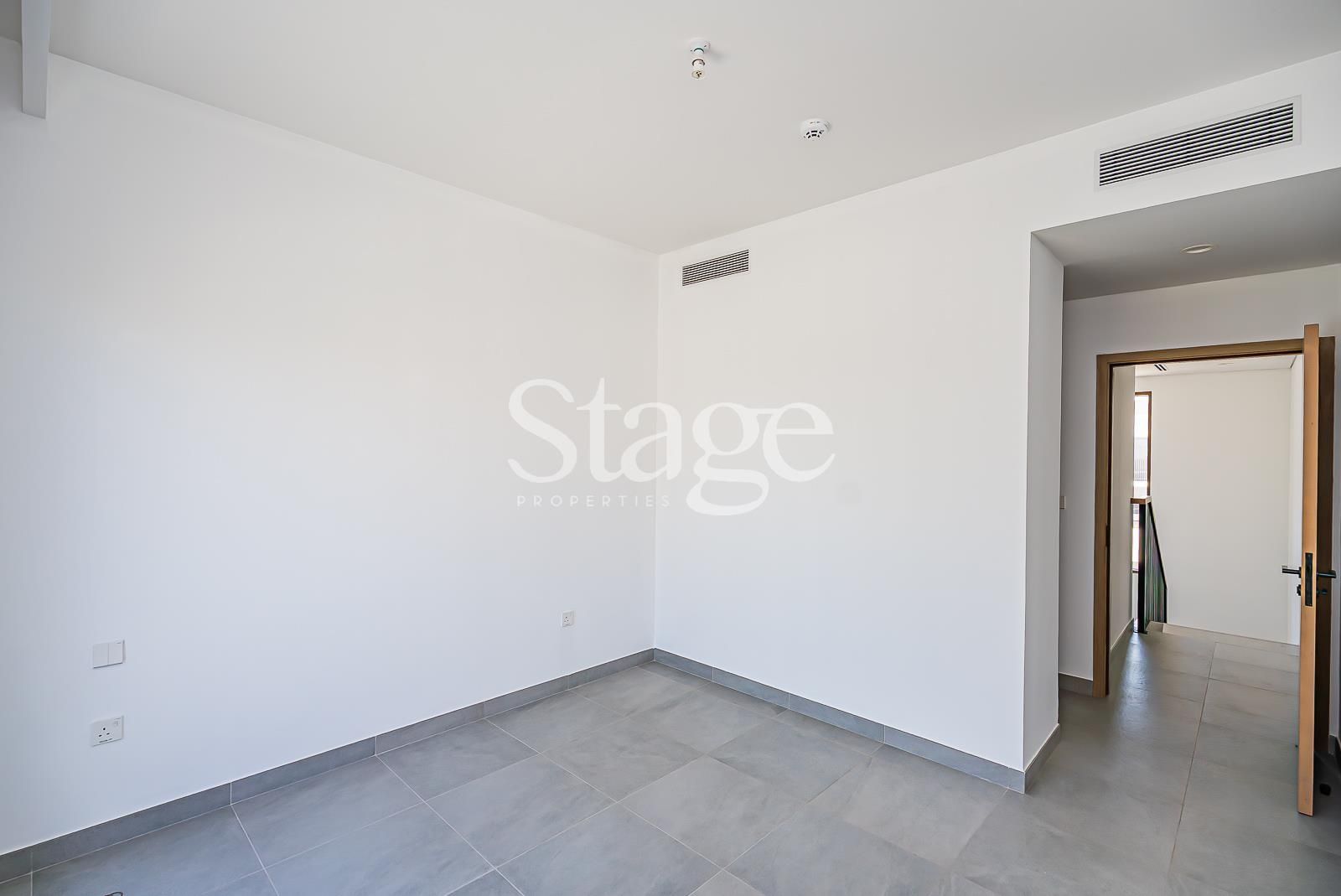 تاون هاوس من ٣ غرف نوم للإيجار في Dubai Land، Dubai TH9682L