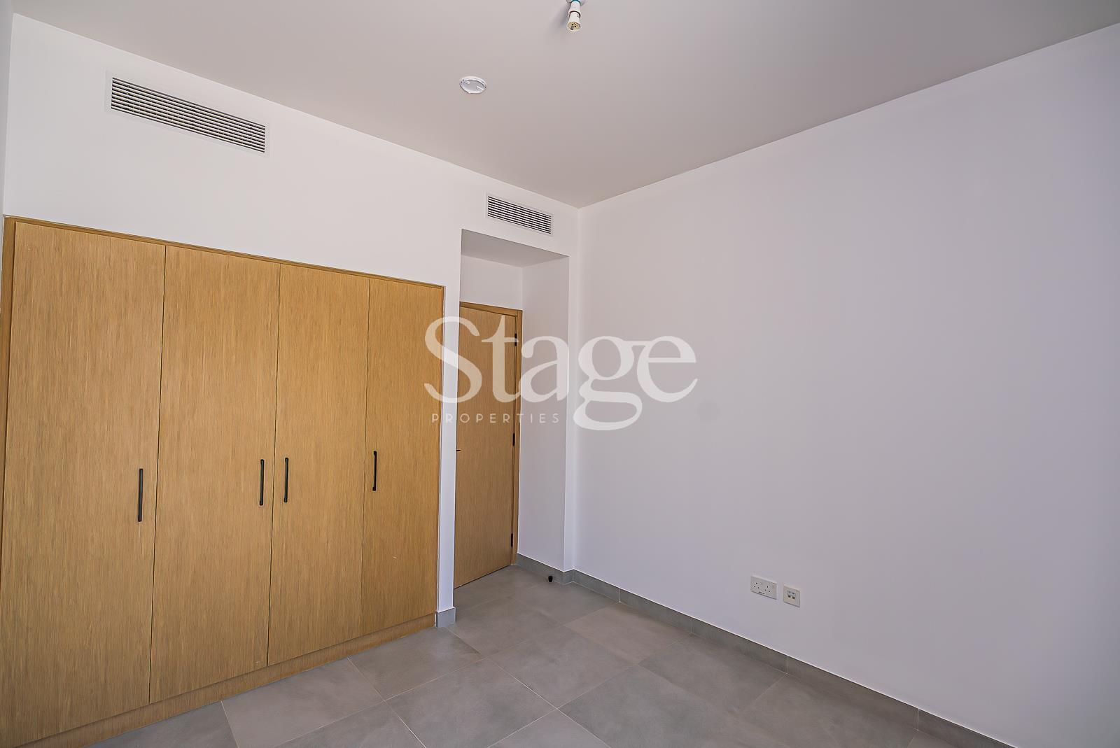 تاون هاوس من ٣ غرف نوم للإيجار في Dubai Land، Dubai TH9682L