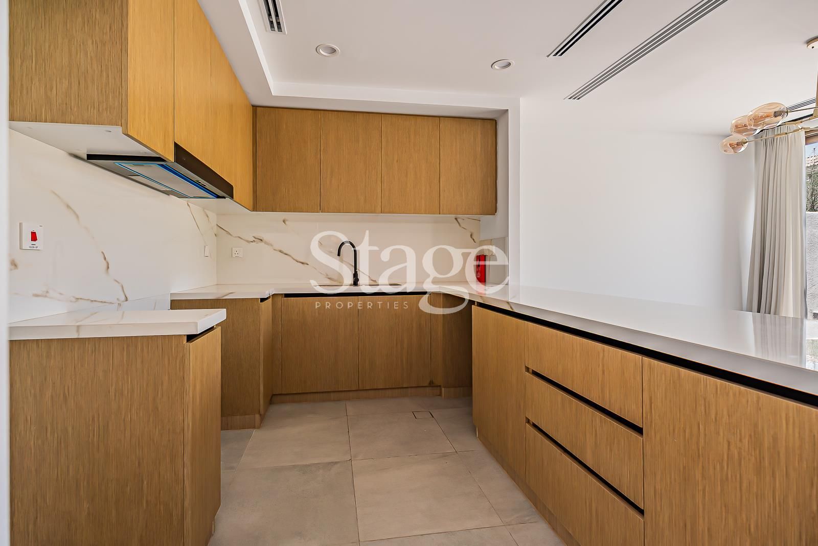 تاون هاوس من ٣ غرف نوم للإيجار في Dubai Land، Dubai TH9682L