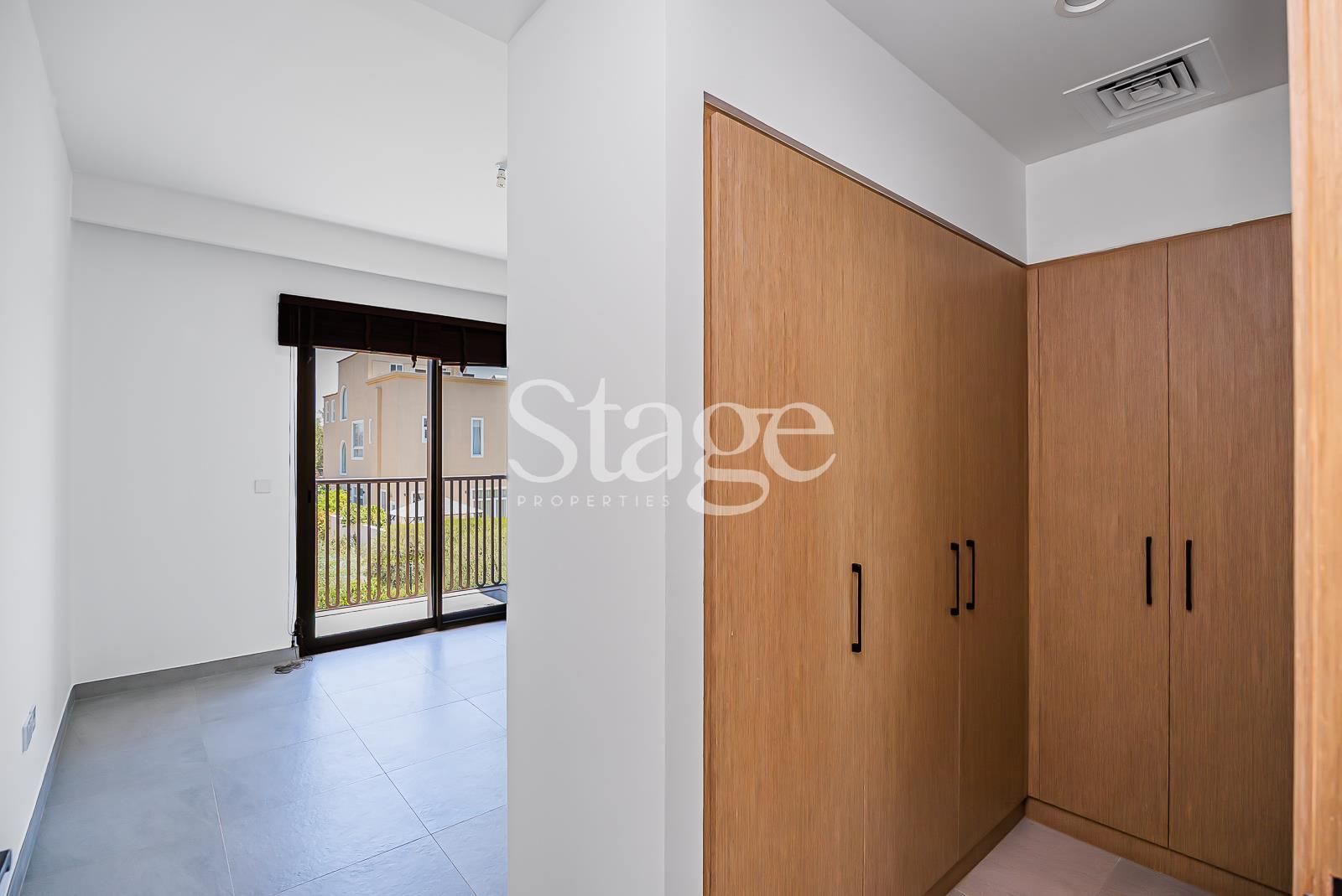 تاون هاوس من ٣ غرف نوم للإيجار في Dubai Land، Dubai TH9682L