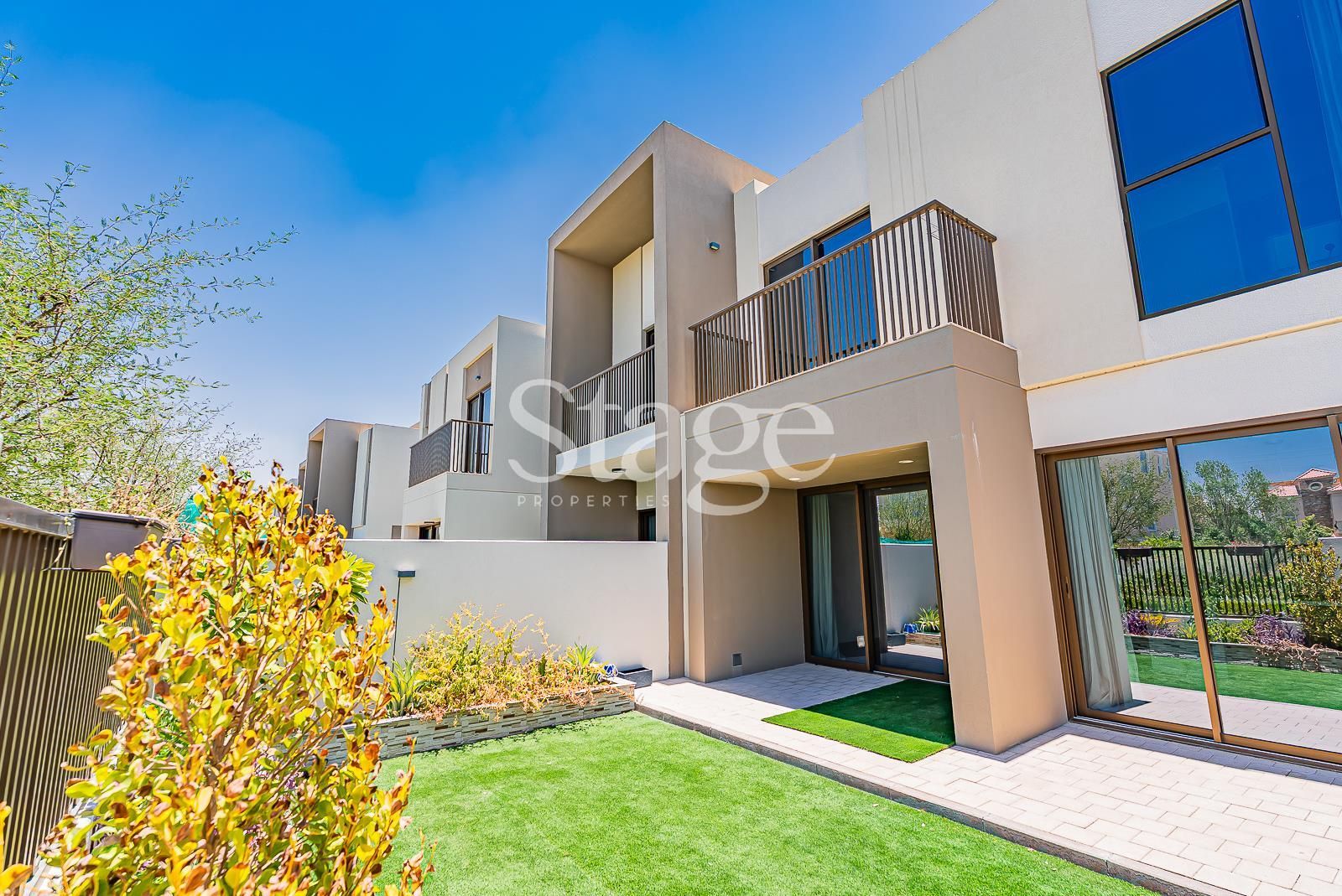 تاون هاوس من ٣ غرف نوم للإيجار في Dubai Land، Dubai TH9682L