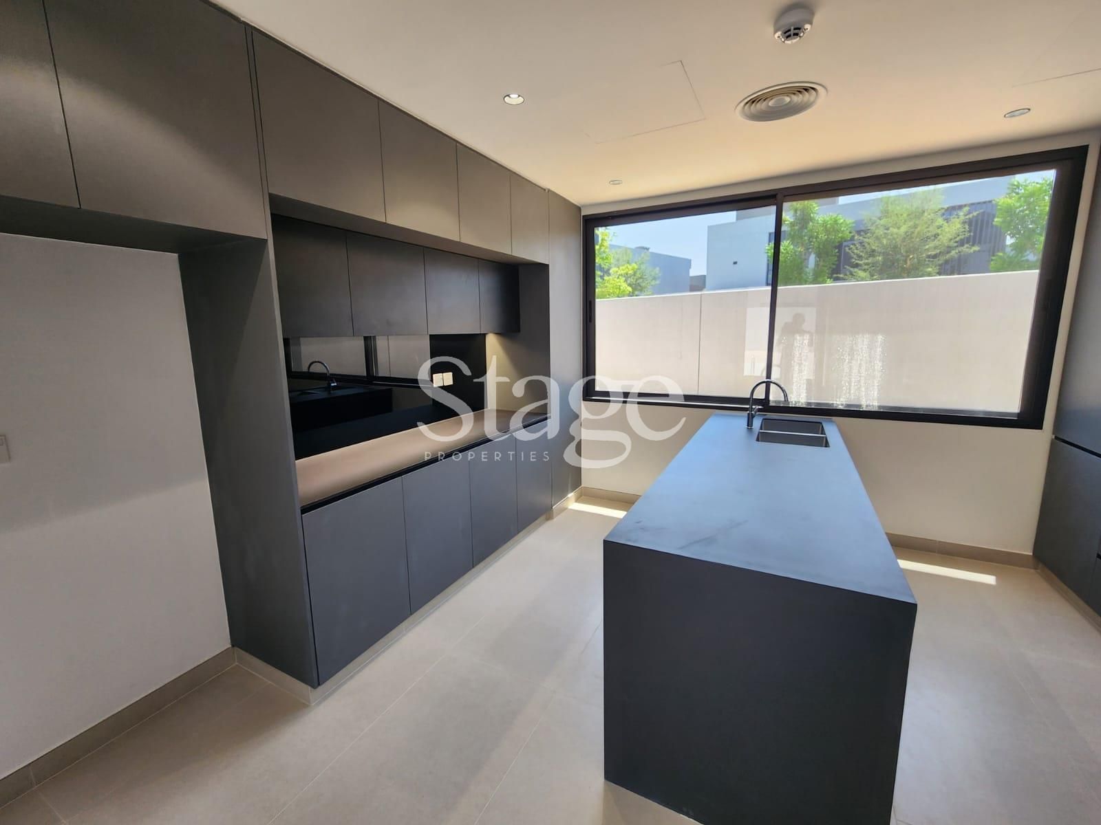 common من ٥ غرف نوم للبيع في Tilal City، Sharjah VI8650S