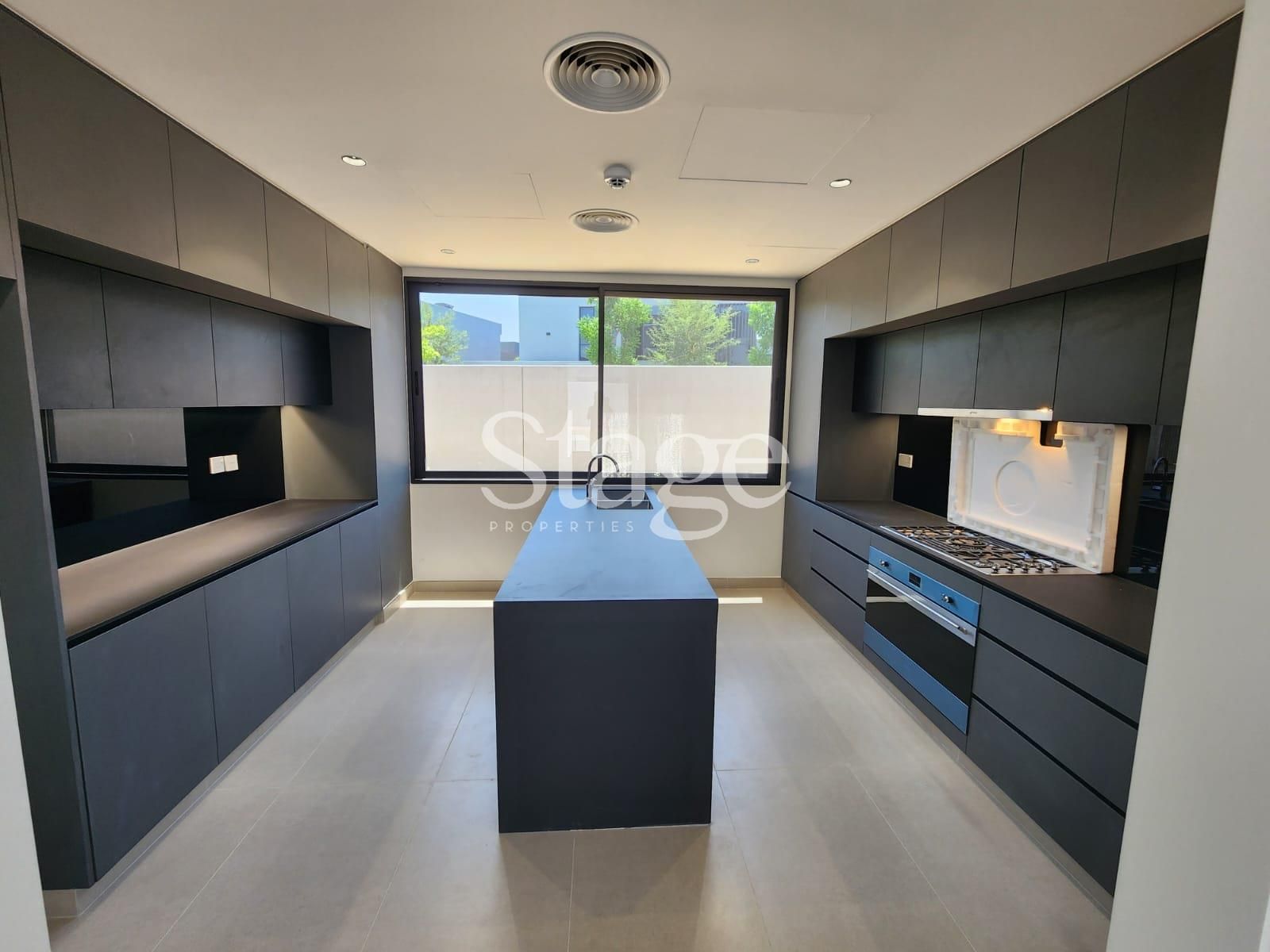 common من ٥ غرف نوم للبيع في Tilal City، Sharjah VI8650S