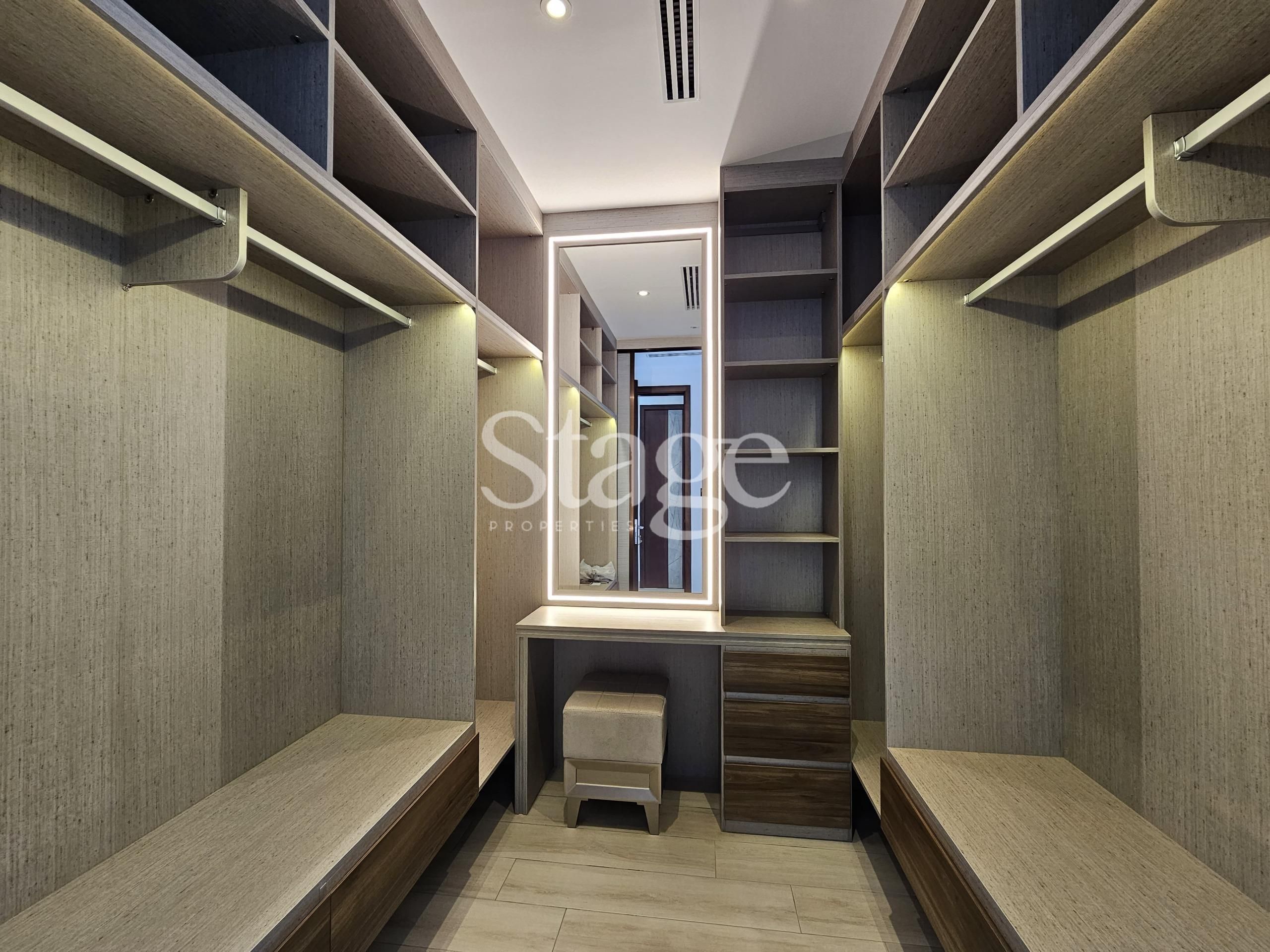 فيلا من ٤ غرف نوم للإيجار في Jumeirah Village Circle، Dubai VI8142L